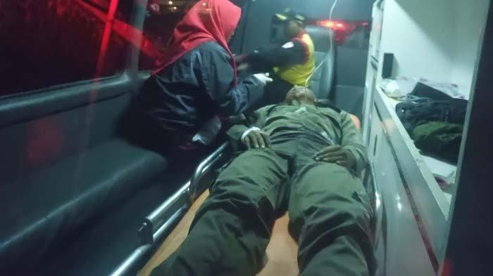 Anggota Brimob yang terluka akibat tersambar petir mendapat perawatan medis di mobil ambulans, Senin (16/12/21019) malam.