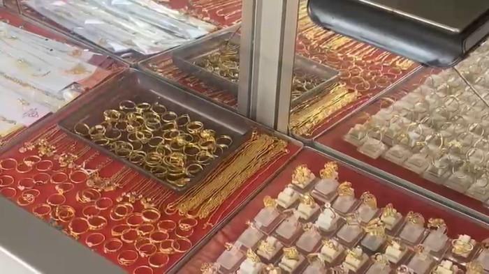 HARGA EMAS - Jejeran emas di etalase pedagang di Desa Topoyo, Kecamatan Topoyo, Kabupaten Mamuju Tengah, Sulawesi Barat, Minggu (1/2/2026). (Sandi/Tribun)