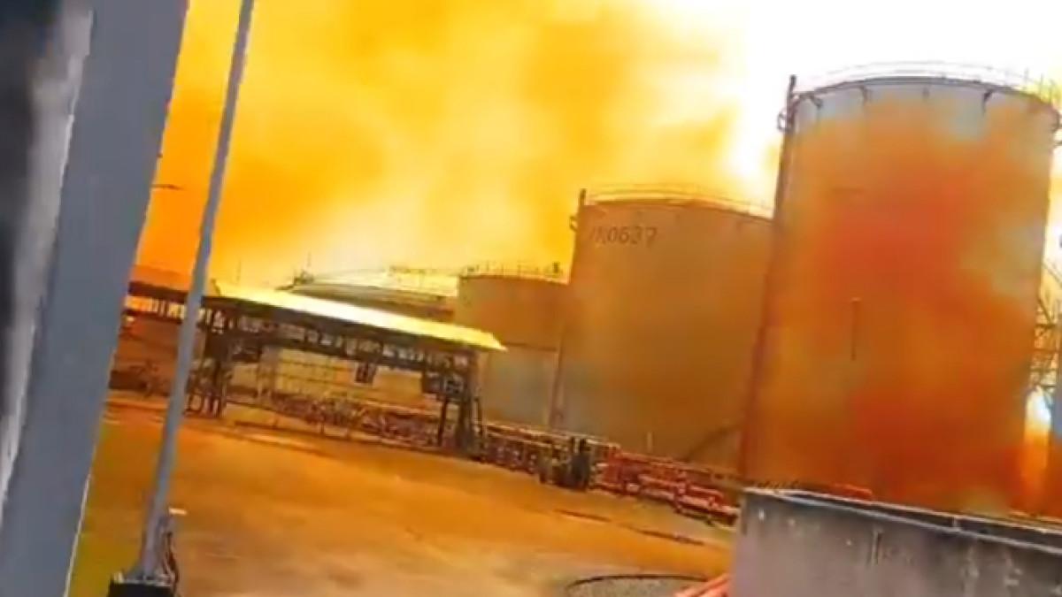 ASAP PABRIK CILEGON - Dampak asap kuning oranye dari PT Vopak Cilegon.