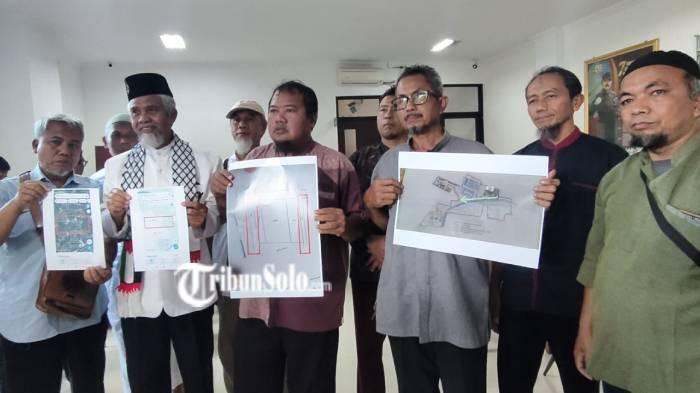 LAPORAN. Masyarakat Desa Karangturi dan Plesungan, Kecamatan Gondangrejo, Kabupaten Karanganyar datangi Kantor Kejari Karanganyar, Jum'at (30/1/2026). Mereka melaporkan dugaan korupsi.