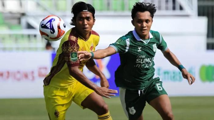 BEREBUT BOLA - Pemain PSMS Medan dan Sriwijaya FC berebut bola di Stadion Gelora Sumatera Utara, Deli serang, Sabtu (4/10/2025). PSMS Medan menang dengan skor 3-1. (Dok. Instagram PSMS Medan)