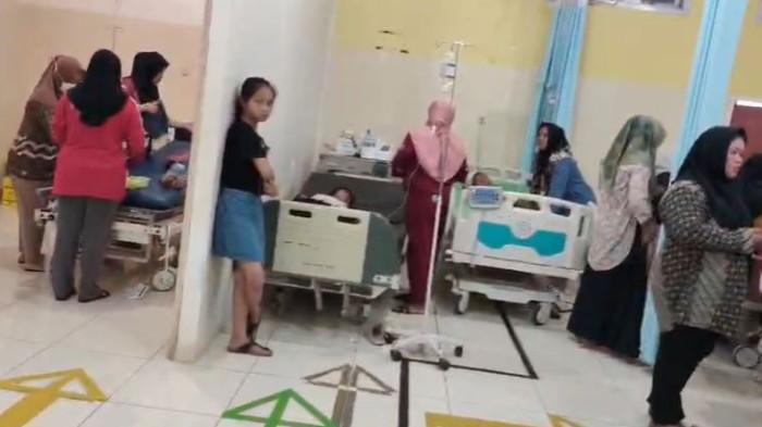 KERACUNAN MASSAL - Puluhan siswa di Kecamatan Sekernan, Kabupaten Muaro Jambi, diduga keracunan massal setelah mengonsumsi soto menu MBG dari SPPG Yayasan Aziz Rukiyah Amanah, Jumat (30/1) sore.