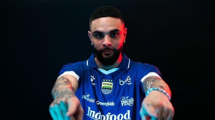 Rekrutan anyar PERSIB Bandung, Layvin Marc Kurzawa menegaskan bahwa ia sangat antusias untuk segera dapat membantu Pangeran Biru.
