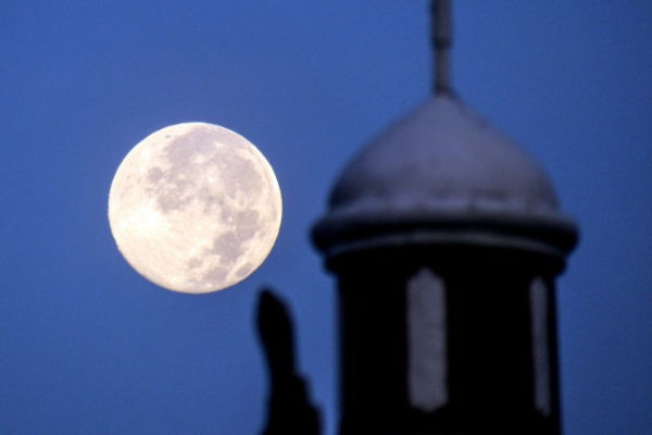 Ilustrasi tips terbaik menyaksikan Bulan Purnama Snow Moon. Foto: Yulius Satria Wijaya/Antara