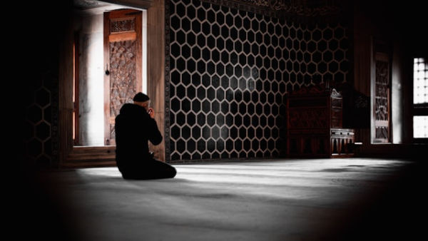 Ilustrasi sholat Nisfu Syaban kapan. Foto: Unsplash.