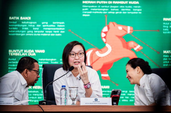  Kepala Staf Presiden, Muhammad Qodari bersama Ketua Umum Panitia Imlek Nasional, Irene Umar dan Wamen PPPA, Veronica Tan memberikan keterangan saat konpers peluncuran logo Imlek Festival 2026 di Auditorium Bakom RI, Jakarta, Rabu (28/1/2026). Foto: Bayu Pratama S/ANTARA FOTO