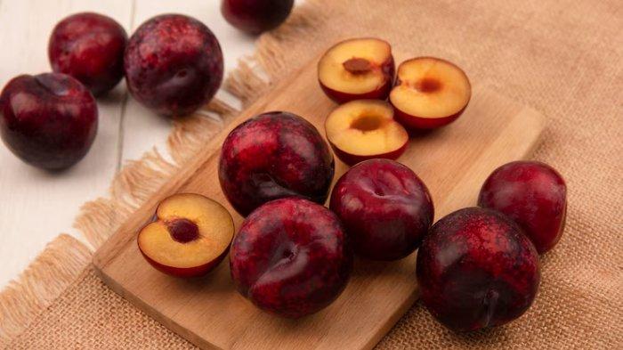 Ilustrasi buah plum, makanan tinggi polifenol yang bagus untuk kesehatan jantung