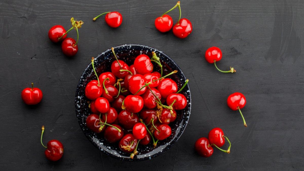ilustrasi buah ceri, makanan tinggi polifenol yang bagus untuk kesehatan jantung
