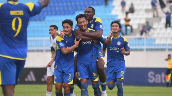 SUPER LEAGUE - Selebrasi pemain Arema FC saat menjamu Persijap Jepara dalam laga Super League 2025/2026. Pertandingan ini digelar di Stadion Kanjuruhan, Kabupaten Malang, Senin (2/2/2026).