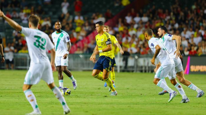 DIKEPUNG - Penyerang Al Nassr, Cristiano Ronaldo (tengah) dikepung pemain Al Ahli pada pertandingan Final Piala Super Arab Saudi yang berlangsung di HongKong Stadium, Sabtu (23/8/2025) malam WIB. Al Nassr kalah melalui penalti.