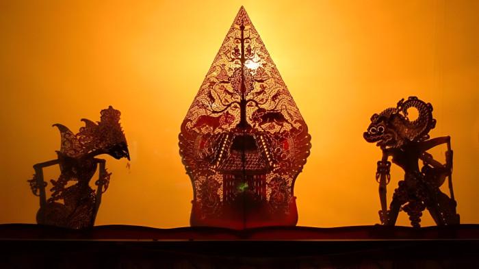 WAYANG KULIT- Pementasan wayang kulit yang selalu hadir dalam acara atau hajatan tertentu dalam kultur masyarakat Jawa.