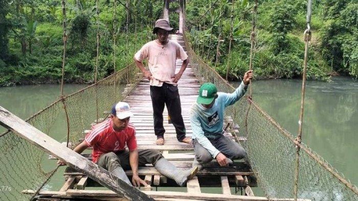 Jembatan gantung, penyeberangan warga di Desa Lenggo, Kecamatan Bulo, Polman, akan segera dibangun jembatan permanan, mulai tahun ini, Senin (10/6/2024).