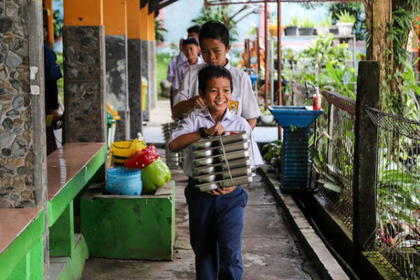 Siswa membawa ompreng paket Makan Begizi Gratis (MBG) di SMP Negeri 1 Tamansari, Kabupaten Bogor, Selasa (16/12/2025). Foto: Iqbal Firdaus/kumparan