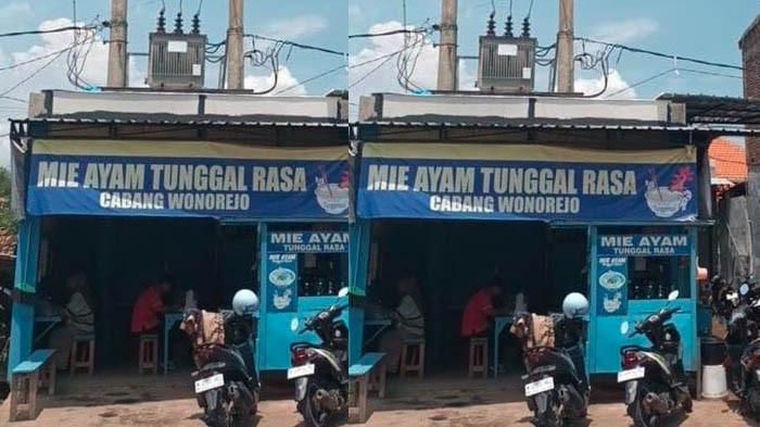 PINDAH TIANG LISTRIK - Dua tiang listrik lengkap dengan travo bertegangan sedang (20 ribu volt) berdiri di dalam warung sekaligus rumah Mustofa, warga Dusun Krajan, Desa Karanganyar, Kecamatan Kraton, Kabupaten Pasuruan, Jawa Timur yang mendadak viral, Senin (2/2/2026). Saat ingin memindahkannya, Mustofa malah ditagih pembayaran Rp 28 juta.