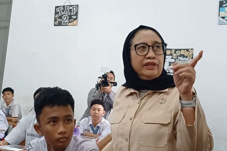 Wakil Kepala Badan Gizi Nasional (BGN), Nanik Sudaryati Deyang, saat menegur pihak SPPG di tengah peninjauan pelaksanaan MBG di SMK 1 Jakarta Pusat, Kamis (8/1/2026).