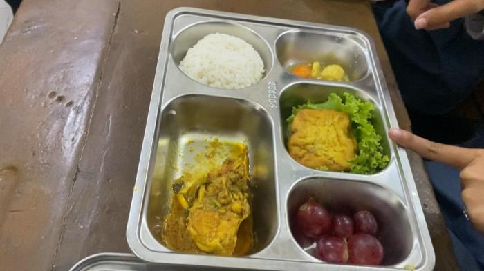 MBG - Menu MBG di SMKN 1 Jakarta berisi nasi, ayam bumbu kuning, tahu yang dialasi selada, sop jagung wortel, serta lima butir anggur.