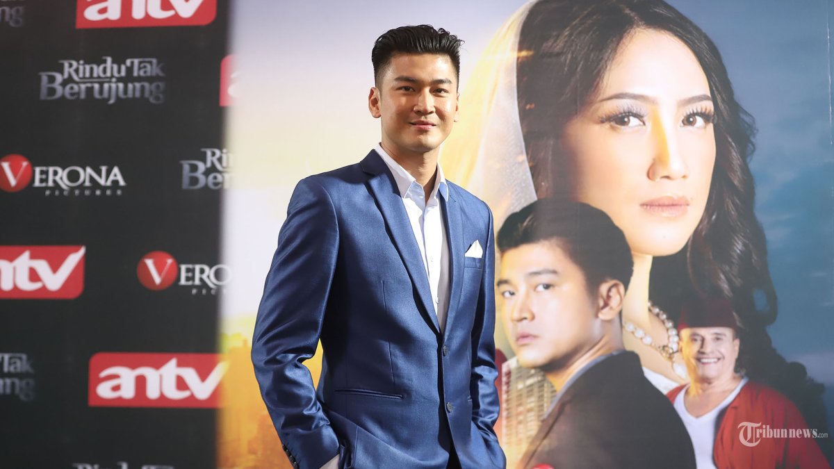 ANREZ ADELIO - Pemain sinetron Rindu Tak Berujung Anrez Adelio berfoto usai acara launching dan syukuran Sinetron Rindu Tak Berujung di Bekasi Timur, Jawa Barat, Rabu (10/9/2025). Anrez Adelio berperan sebagai Satria, seorang aparat kepolisian yang tegas, idealis, dan setia pada keluarga. Tribunnews/Jeprima