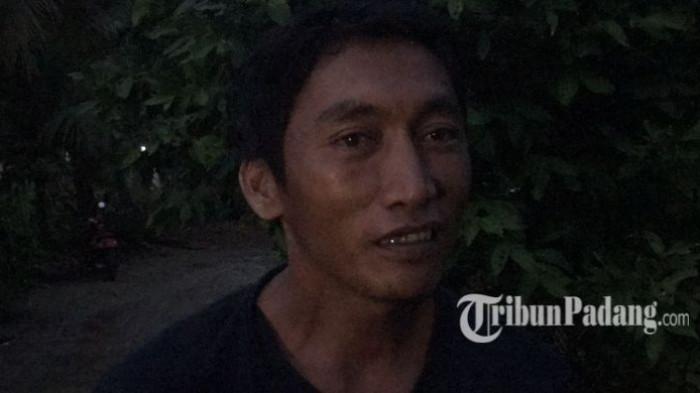 DEBIT AIR NAIK - Jamalus pemilik rumah yang hancur usai dihantam debit air naik di Pasar Lalang, Kecamatan Kuranji, Kota Padang, Senin (2/2/2026). Rumah hasil jasa bajak sawah milik Jamalus lenyap seketika usai dihantam debit air sungai yang melimpah.