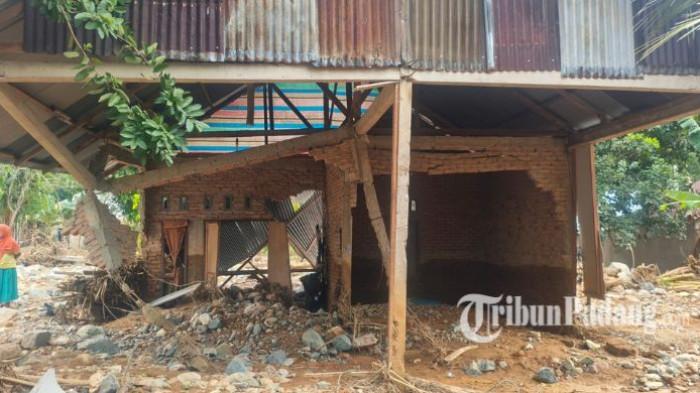 DEBIT AIR NAIK - Penampakan rumah Jamalus usai dihantam debit air naik di Pasar Lalang, Kecamatan Kuranji, Kota Padang, Senin (2/2/2026).