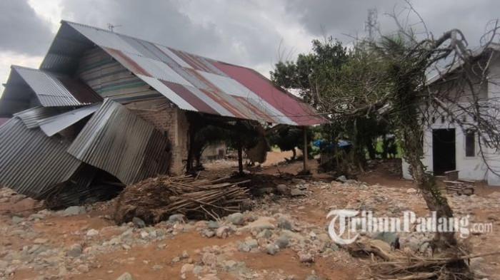 DEBIT AIR NAIK - Penampakan rumah Jamalus usai dihantam debit air naik di Pasar Lalang, Kecamatan Kuranji, Kota Padang, Senin (2/2/2026). Jamalus sebut rumah hasil jasa bajak sawahnya hancur seketika.