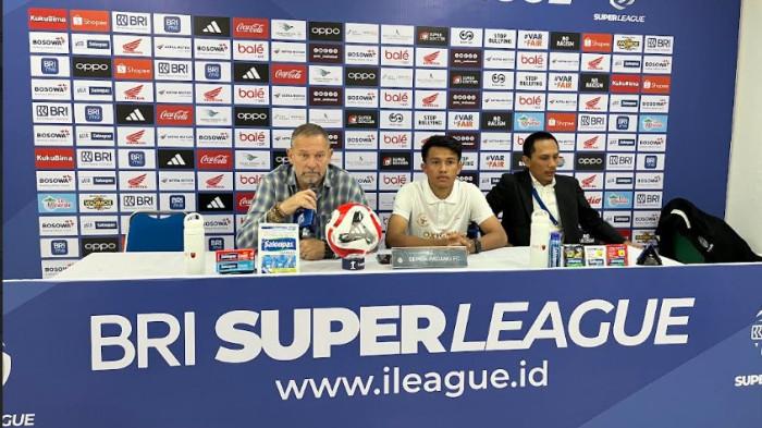 BRI SUPER LEAGUE - Pelatih Semen Padang FC, Dejan Antonic (kiri), didampingi pemain Kasim Botan (tengah), saat memberikan keterangan pers usai laga lanjutan pekan ke-19 BRI Super League 2025/2026 melawan PSM Makassar di Stadion Gelora BJ Habibie, Parepare, Senin (2/2/2026). Pada pertandingan tersebut, Semen Padang FC sukses mencuri satu poin setelah bermain imbang 0-0 dalam laga yang berlangsung ketat dan alot.