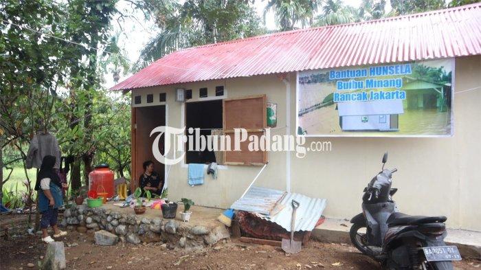 HUNSELA- Penampakan bangunan hunian sementara korban banjir bandang di Kapalo Koto, Kecamatan Pauh, Kota Padang, yang sudah ditempati, Senin (2/2/2026)