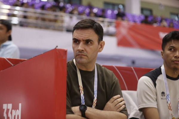 Pelatih Timnas Futsal Hecto Souto saat laga Timnas Futsal Indonesia melawan Timnas Futsal Malaysia pada pertandingan matchday ketiga SEA Games 2025.  Foto: Dok. Federasi Futsal Indonesia