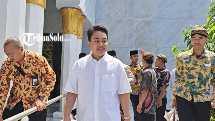 JUMATAN. Pakubuwono XIV Purboyo saat ditemui usai sholat jumat di Masjid Raya Sheikh Zayed, Jumat (30/1/2026). Dia memasrahkan soal gugatan ke tim hukum.