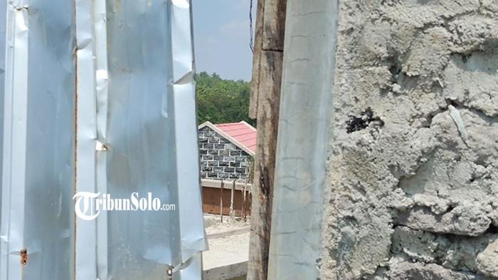 PROYEK HOLYLAND GONDANGREJO - Penampakan proyek wisata rohani Holyland di Desa Karangturi, Kecamatan Gondangrejo, Karanganyar, Senin (22/9/2025). Pembangunan ditunda sementara oleh Pemkab Karanganyar dengan SK Bupati Karanganyar Nomor 500.16.7/505/2025 yang ditandatangani 2 September 2025. Penundaan dilakukan sebagai respons terhadap keresahan masyarakat dan keberatan-fraksi DPRD karena izin yang dianggap bermasalah.