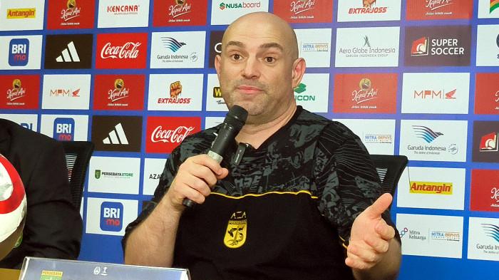 PEMAIN ASING - Pelatih Persebaya, Bernardo Tavares saat jumpa pers, sesuai Bajul Ijo menghadapi Malut United di Stadion Gelora Bung Tomo, Surabaya, Jawa Timur pada, Sabtu (10/1/2026). Pelatih asal Portugal tersebut, kini harus segera mengambil keputusan sulit untuk memangkas jumlah pemain asingnya demi mematuhi regulasi kompetisi.