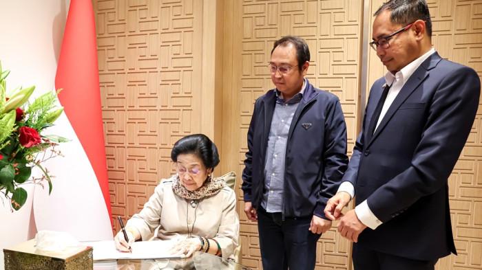 PESAN MEGAWATI - Presiden ke-5 RI yang juga Ketua Umum PDI Perjuangan (PDIP) Megawati Soekarnoputri menuliskan pesan dalam buku tamu saat menyambangi Wisma Duta atau rumah dinas Dubes RI untuk Uni Emirat Arab (UEA) di KBRI UEA, Jalan Al Yaqout, Al Rawdah, Abu Dhabi, Senin (2/2/2026)/ dok. PDIP - Monang Sinaga