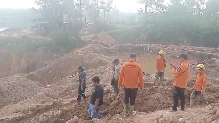 PENAMBANG TERTIMBUN LONGSOR - Hari kedua pencarian oleh Tim SAR Gabungan terhadap penambang yang tertimbun tanah longsor di kawasan Eks Tambang Pondi Pemali, Bangka, Selasa (3/2/2026)