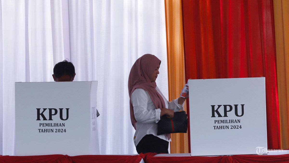 Warga menggunakan hak pilihnya di TPS 019, Desa Bojong Koneng, Babakan Madang, Bogor, Jawa Barat, Rabu (27/11/2024). KPU menargetkan tingkat partisipasi pemilih dalam Pilkada Serentak 2024 mencapai 82 persen. Tribunnews/Jeprima