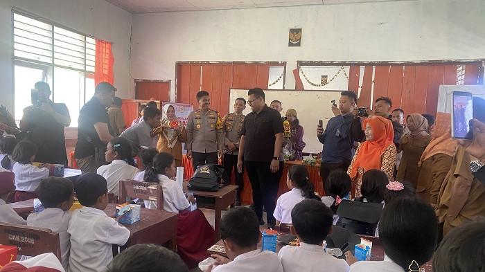 Wakil Ketua MPR RI dan Wakapolda Sulteng Serahkan Bantuan untuk Siswa SD Inpres Balumpewa