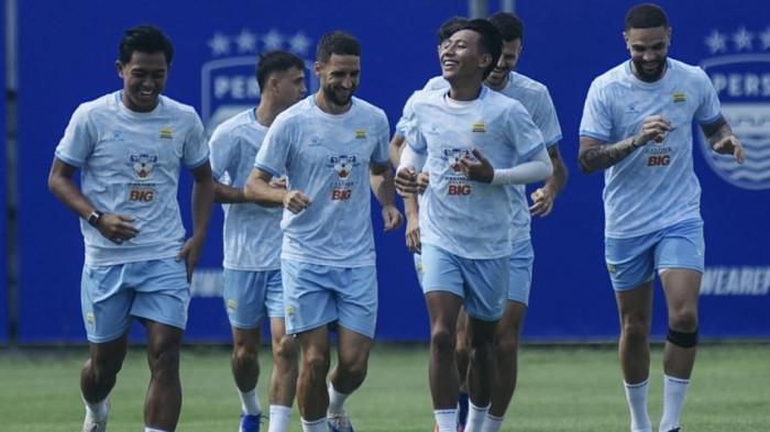 Para pemain Persib Bandung berlatih di lapangan pendamping Stadion GBLA, Senin (2/2/2026).