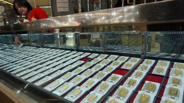 Pelayan toko memperlihatkan emas batangan kepada calon konsumen di Toko Emas Buana, Jalan Ahmad Yani, Kosambi, Kota Bandung, Jawa Barat, Selasa (9/9/2025).