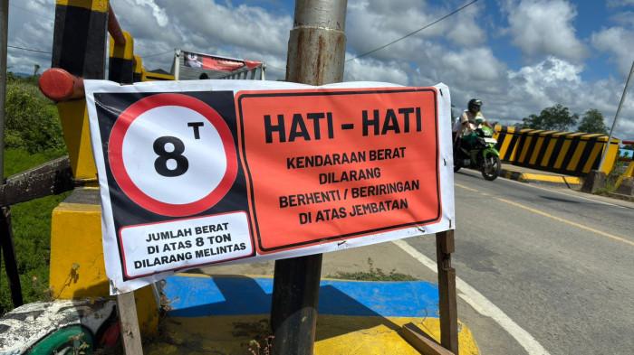 Spanduk dipasang di jembatan Malinau 02 03022026.jpg