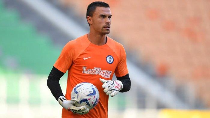 KENA PETASAN - Emil Audero ketika berlatih bersama Inter Milan pada musim 2023/2024. Kiper berdarah Indonesia ini terkena petasan saat membela Cremonese menghadapi mantan klubnya, Senin (2/2/2026).