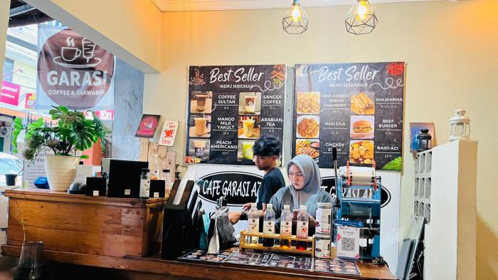 KULINER BOGOR - Cafe Garasi Aza di Jalan Pagelaran, Ciomas, Kabupaten Bogor sulap garasi rumah jadi tempat yang nyaman untuk nongkrong sambil ngopi.