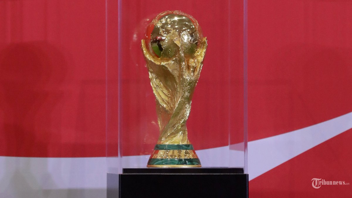 TROFI PIALA DUNIA - Trofi Piala Dunia dipamerkan saat acara FIFA World Cup™ Trophy Tour by Coca-Cola di Jakarta, Kamis (22/1/2026). Jelang FIFA World Cup 2026, Coca Cola Indonesia menggelar acara FIFA World Cup™ Trophy Tour by Coca-Cola, dimana acara ini memberikan kesempatan istimewa bagi pencinta sepak bola Indonesia untuk melihat langsung The Original FIFA World Cup™ Trophy berbahan emas 18 karat, sekaligus merasakan euforia olahraga paling digemari di dunia. TRIBUNNEWS/IRWAN RISMAWAN
