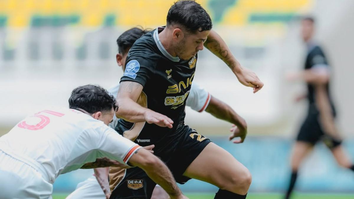 Penampilan gelandang serang Dewa United, Alexis Messidoro saat melawan mantan tim Persis Solo dalam laga pekan 15 Super League 2025/2026 di Banten International Stadium, Banten, Sabtu (20/12/2025).