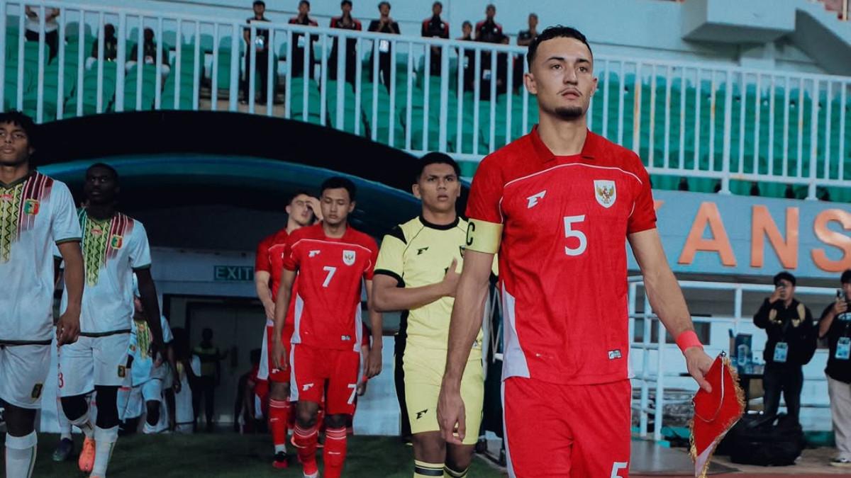 POTRET IVAR JENNER - Gelandang Timnas U22 Indonesia, Ivar Jenner saat pimpin skuad Garuda di laga kontra Mali.