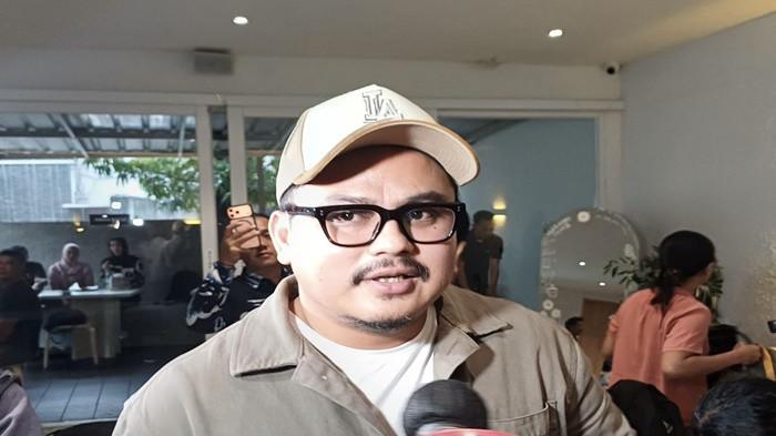 SUAMI BOIYEN KLARIFIKASI - Ezel, suami Boiyen dalam jumpa pers di daerah Cempaka Putih, Jakarta Pusat, Rabu (14/1/2026). Ia mengaku kini usaha yang investasi yang dijalaninya hanya sisa 1 tempat.