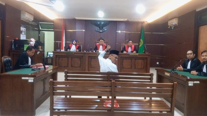 DITUNDA - Sidang agenda tuntutan terhadap Perdana Arie, terdakwa dugaan pembakaran tenda polisi di Mapolda DIY saat demonstrasi akhir Agustus lalu digelar di PN Sleman, Selasa (3/2/2026). Sidang pembacaan tuntutan ini akhirnya ditunda setelah Jaksa Penuntut Umum mengaku belum siap dengan surat tuntutan dan akan diagendakan ulang pekan depan.