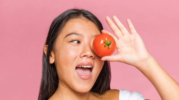 MEMAKAN TOMAT - Ilustrasi wajah bebas dari jerawat dengan mengosumsi nutrisi seperti vitamin A, C, E, serta selenium yang mana nutrisi tersebut berada di tomat. Foto ini di download pada (15/4/2025) di Freepik.