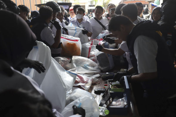 Petugas BNN memeriksa barang bukti saat melakukan penggeledahan saat penggerebakan lokasi yang diduga menjadi tempat peredaran narkoba di Kampung Berlan, Jalan Kesatrian, Matraman, Jakarta Timur, Selasa (25/11/2025). Foto: Jamal Ramadhan/kumparan