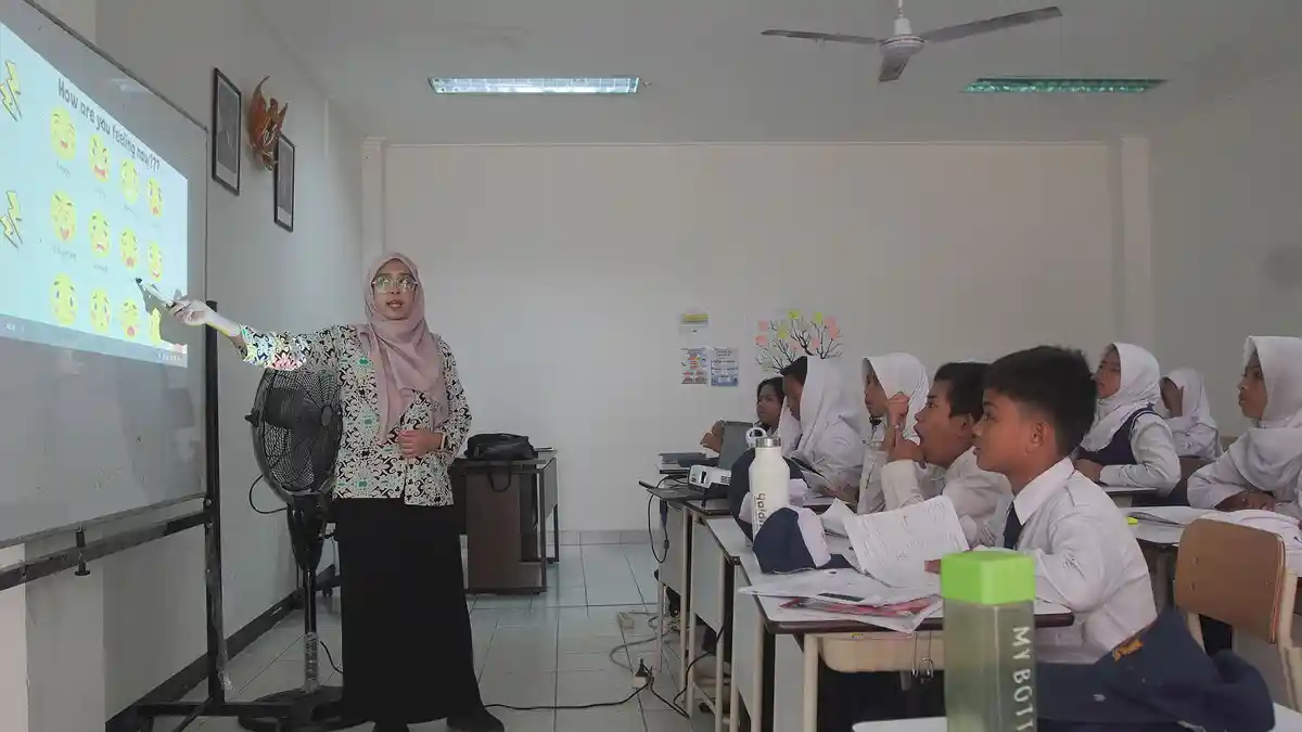 KUNCI JAWABAN BAHASA INDONESIA - Siswa mengikuti kegiatan belajar mengajar di Sekolah Menengah Pertama (SMP) Rakyat 6 di Cipayung, Jakarta Timur, Selasa (2/11/2025). Berikut kunci jawaban Bahasa Indonesia kelas 8 halaman 126 Kurikulum Merdeka