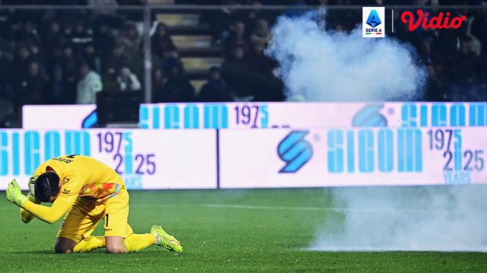 INSIDEN FLARE - Kiper Cremonese, Emil Audero terkena lemparan flare dari oknum suporter saat menghadapi Inter Milan pada giornata ke-23 Liga Italia, Senin (2/2/2026) dini hari WIB. Emil dikabarkan mengalami sedikit luka bakar, tetapi tetap bisa kembali melanjutkan pertandingan. (Foto Twitter @VidioSports).