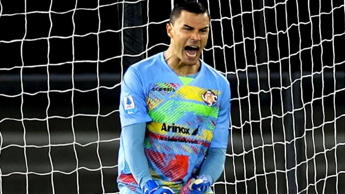 BERSELEBRASI - Luapan emosi kiper Timnas Indonesia, Emil Audero Mulyadi, saat pertandingan Hellas Verona vs Cremonese pada giornata 4 Serie A Liga Italia 2025/2026 di Marcantonio Bentegodi Stadium, Selasa (16/9/2025).