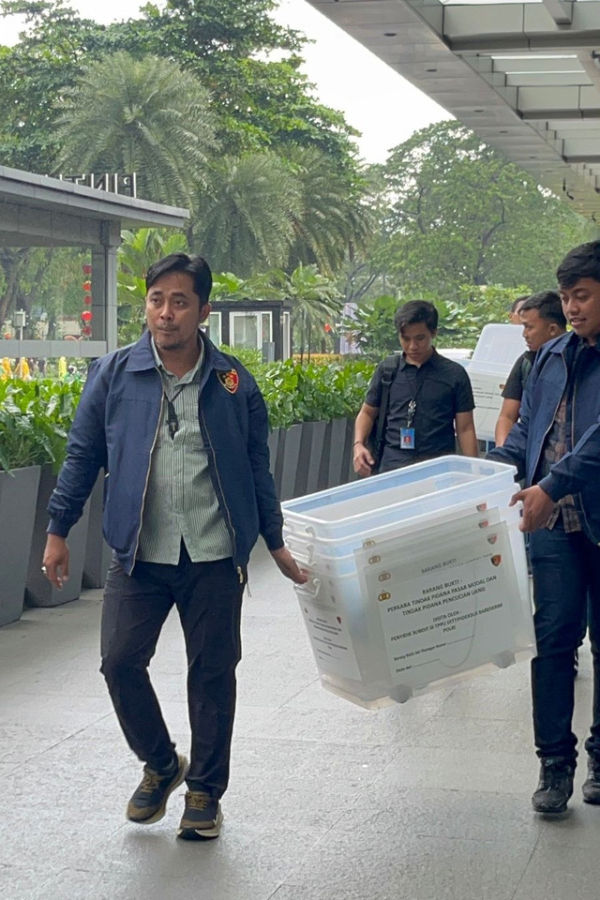 Polisi membawa boks diduga barang bukti terkait isu gorengan saham usai melakukan penggeledahan di gedung Equity, Jakarta Selatan, Selasa (3/2/2026).  Foto: Rayyan Farhansyah/kumparan